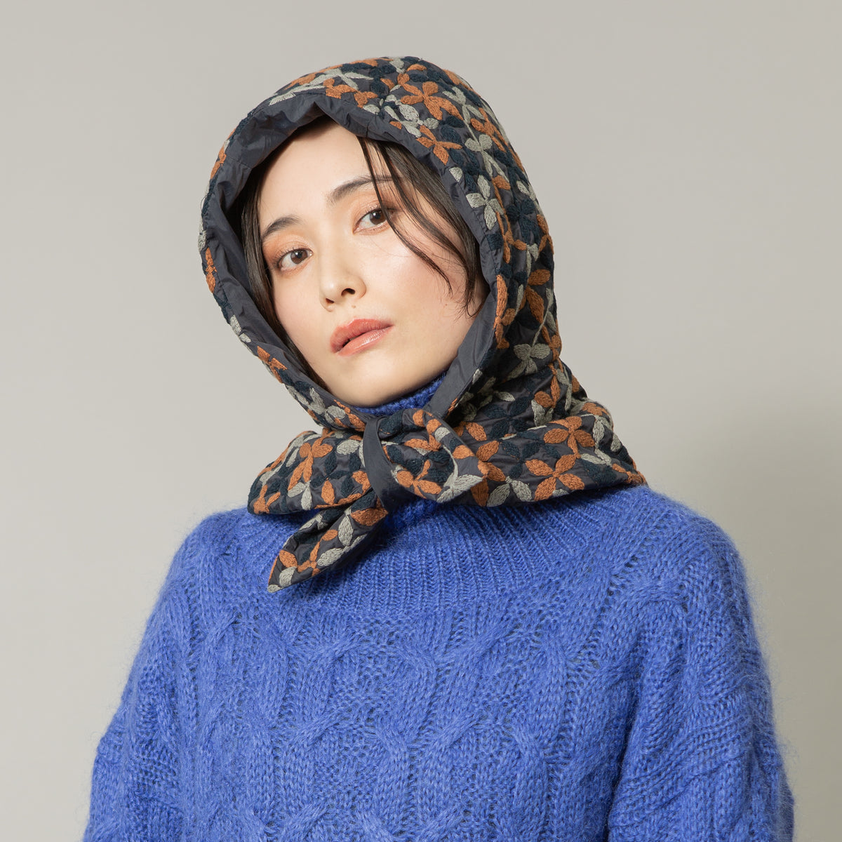 rinon dot Enbroidery hoody